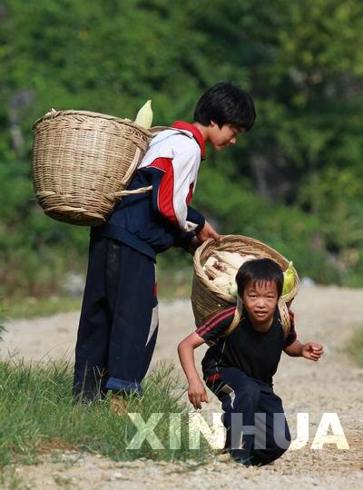 留守儿童暑假生活:一半是作业 一半是相聚(图)