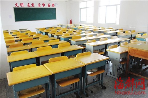 他儿子所在的麟峰小学五年级某班共有80多名学生,第一排学生的课桌