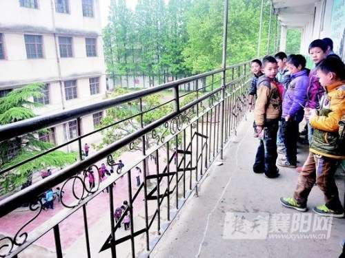 小学生课间坠楼身亡校方称老师无法盯着每个学生