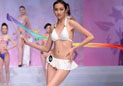 90后女生T台泳装秀