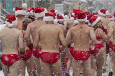 加拿大：圣诞志愿者雪中裸跑