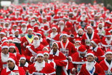 德国：近千圣诞老人集体长跑