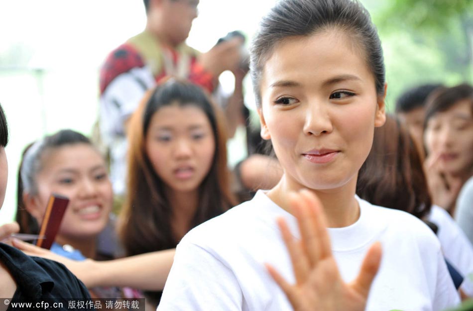 刘涛出席活动遭围观[高清大图]