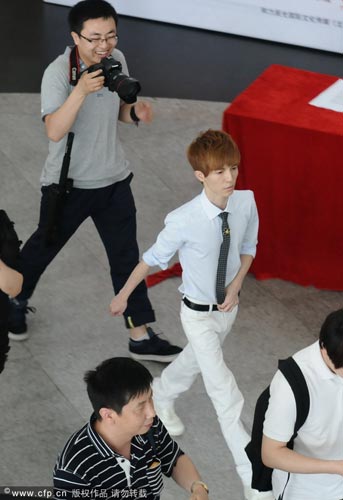 郭敬明遭男子狂笑追拍(图)