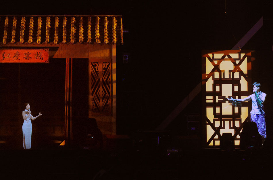 9月6日，为期三天的周杰伦2013“魔天伦”世界巡回演唱会台北站在小巨蛋拉开序幕，对于11000名现场观众来说，“虚拟邓丽君”的首次亮相成为当晚最为不可思议的环节。得益于新锐的“虚拟影像重建技术”和传统投影技术相结合，邓丽君从观众遥远的记忆中走了出来，两代独领风骚的乐坛标志性人物，同台完成了三曲跨时空对唱。
