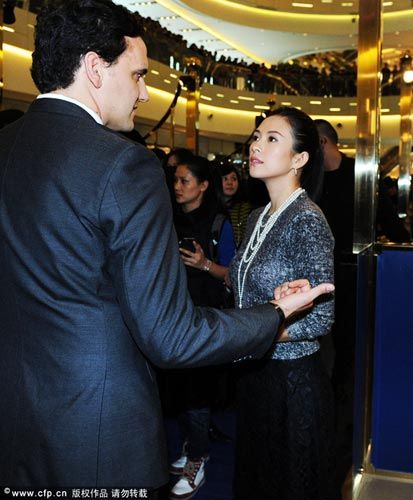 章子怡手挽品牌老总上海捞金(图)