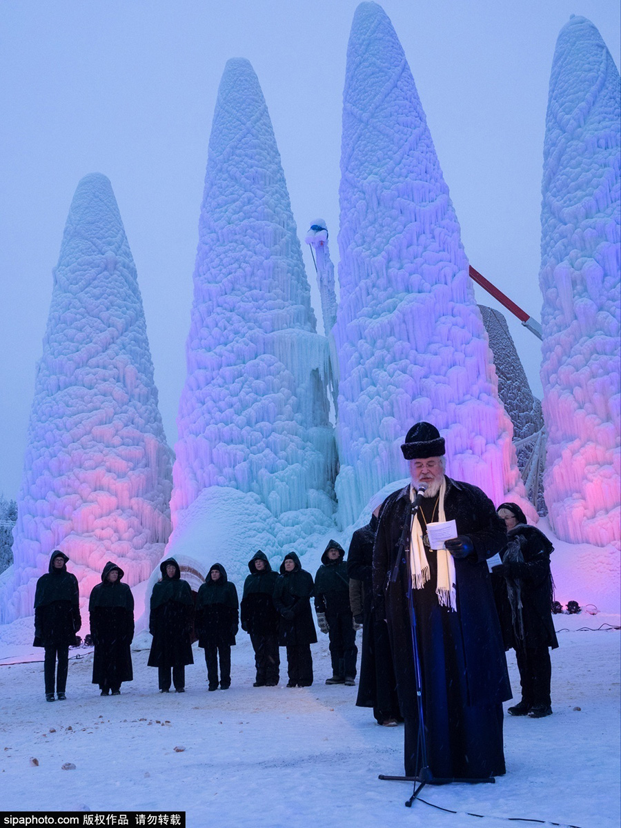 芬兰冰雪教堂 仿著名建筑圣家堂神圣美丽