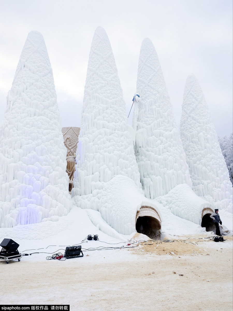 芬兰冰雪教堂 仿著名建筑圣家堂神圣美丽