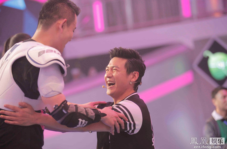 主持人李响单膝跪地求婚孙骁骁 女方飙泪点头