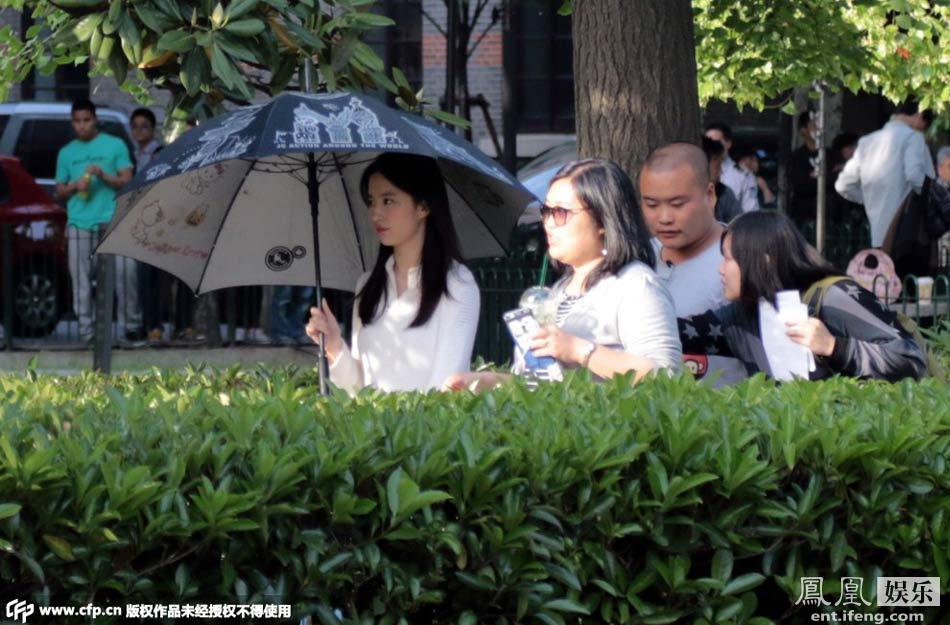 刘亦菲化身<em>学生妹</em>现身校园 撑伞遮阳显清纯_厦