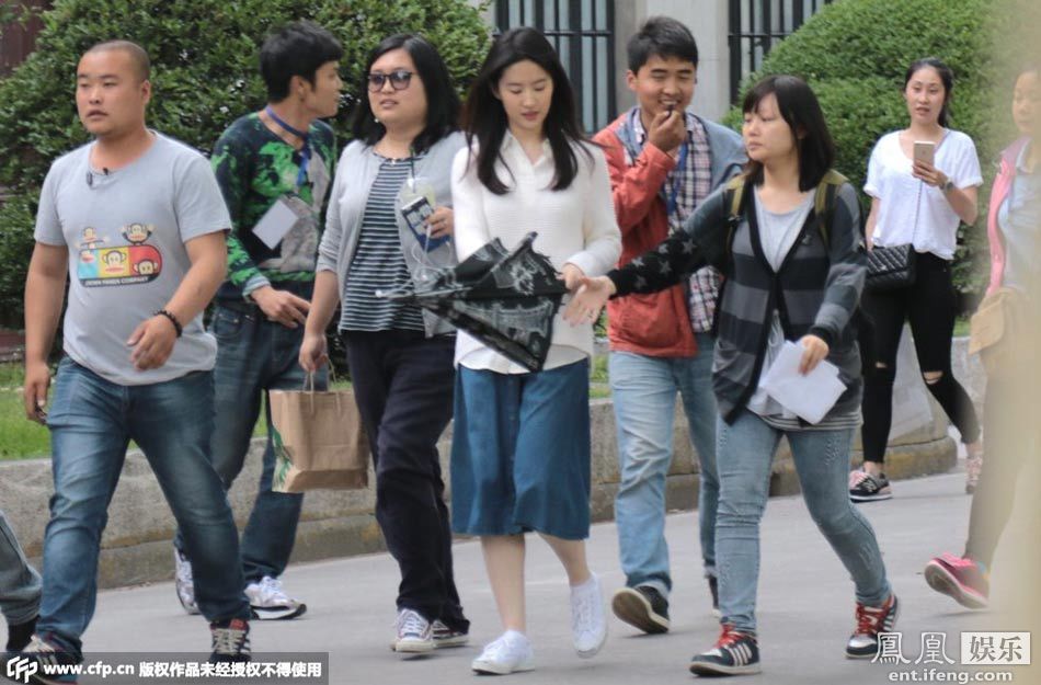 刘亦菲化身<em>学生妹</em>现身校园 撑伞遮阳显清纯_厦