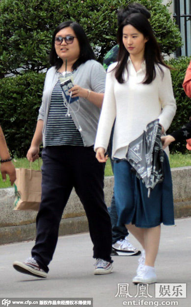 刘亦菲化身<em>学生妹</em>现身校园 撑伞遮阳显清纯_厦