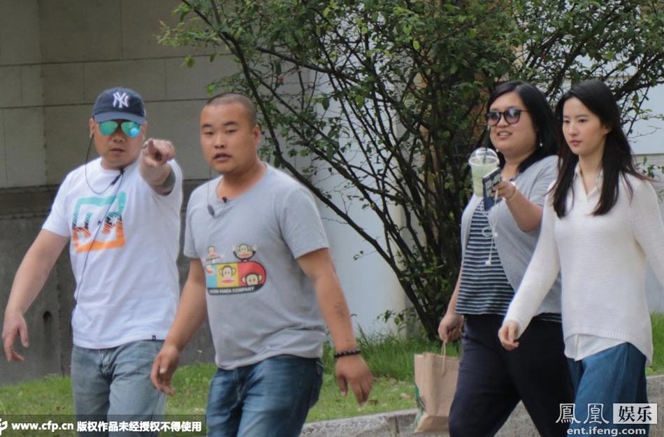 刘亦菲化身<em>学生妹</em>现身校园 撑伞遮阳显清纯_厦