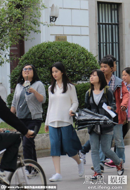 刘亦菲化身<em>学生妹</em>现身校园 撑伞遮阳显清纯_厦