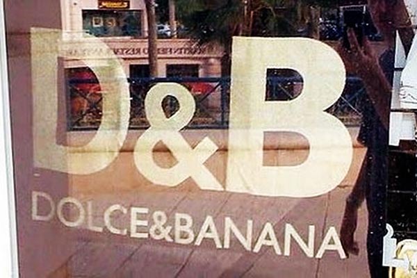 6、Dolce&Gabbana控诉南非首饰零售商

　　南非一家靠近开普敦的海边首饰零售商近日被意大利奢侈品牌Dolce&Gabbana告上了法庭，原因很简单，因为这家首饰店的名字叫 “Dolce and Banana”。店主Mijou Beller女士用12年的时间，把这家专营海贝、木雕首饰的小店经营得有声有色，甚至成为当地的旅游热点，南来北往的旅客们经过这里总会和这家小店“有些好笑”的名字合个影。

