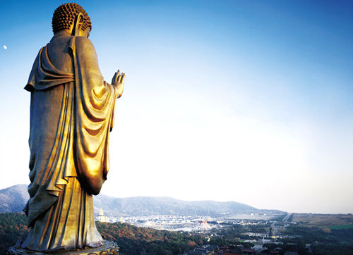 江苏无锡灵山大佛,为释迦牟尼立像,青铜材料,通高88米,重700吨,1997年建成。