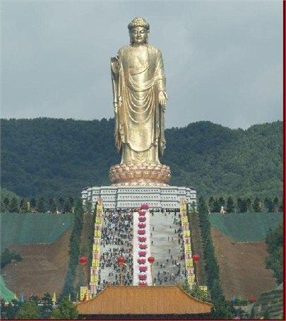 河南鲁山县佛泉寺大佛,青铜材料,卢舍那大佛,通高168米,相当于50层楼高,重6400吨,2005年建成。位于河南省平顶山市鲁山县上汤赵村佛泉寺内,总高168米(大佛身高108米,莲花宝座高20米,金刚座高25米,须弥座高15米),是全世界最大的佛像,称为“佛山金佛”。