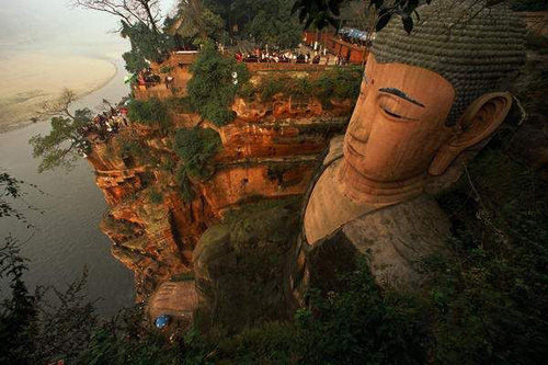 始建于1300年前的世界上最高的古代石刻佛像——乐山大佛