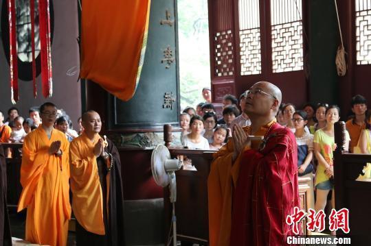 千年古刹灵隐寺僧众为云南鲁甸地震灾区祈福