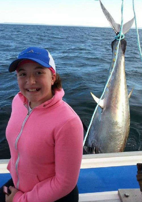 加拿大12岁女孩钓起280公斤巨型金枪鱼(高清)【4】