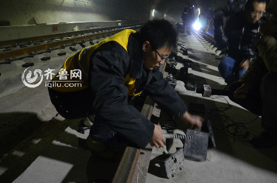 李魏林在更换轨道扣件及垫板，确保轨距、水平和方向误差保持在1毫米之内。