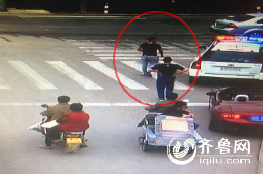 视频监控显示刚下车的金某刘某某准备寻衅滋事