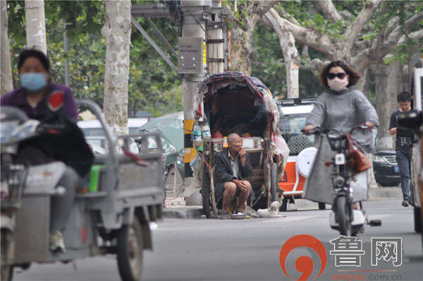 菏泽花甲老人为寻妻拉“房车”四海为家src="http://y3.ifengimg.com/1bf88c215d95f984/2015/0523/re_55600311a5ba6.jpg"