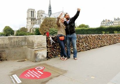 巴黎 爱情锁桥 不堪重负 政府建议拍照留念|爱情