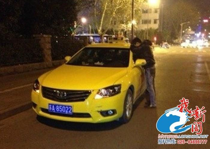 南京:出租车追尾530万法拉利 的哥吓哭害怕赔