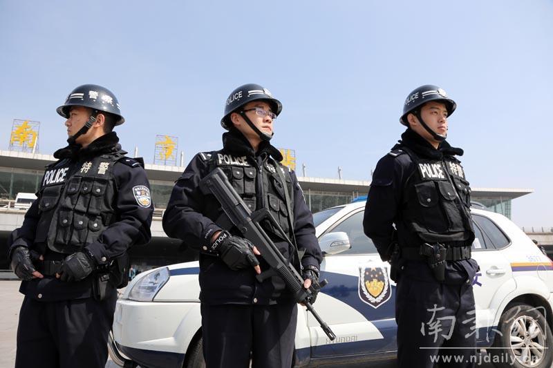 安保升级 南京火车站广场特警武装巡逻