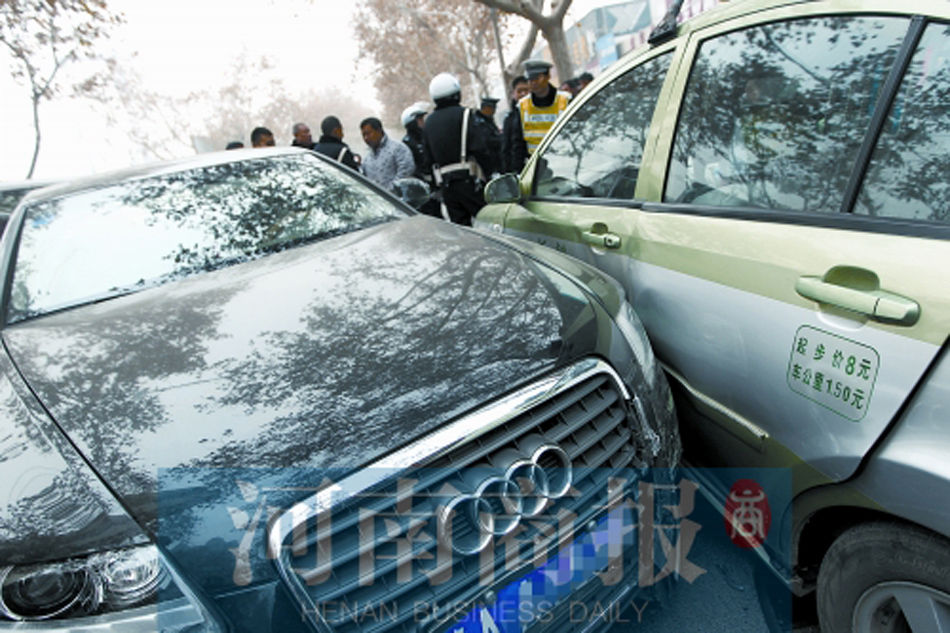 郑州:<em>奥迪女司机被沿街追打</em> 两次撞上出租车 -