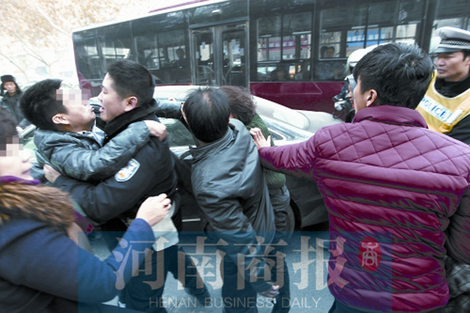 郑州:<em>奥迪女司机被沿街追打</em> 两次撞上出租车 -