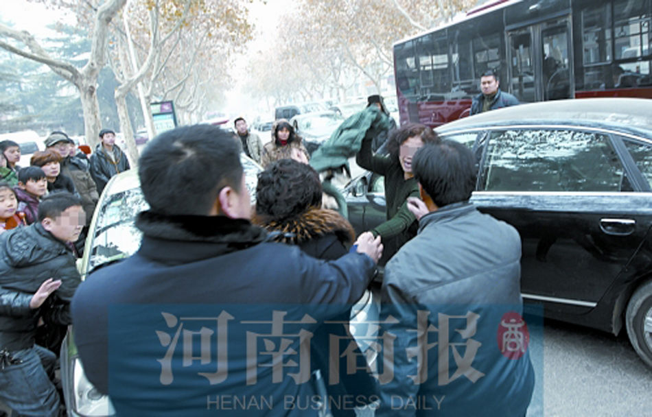 郑州:<em>奥迪女司机被沿街追打</em> 两次撞上出租车 -