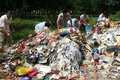 环卫工刨6吨垃圾1小时帮老人找钱