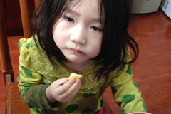 遭母遗弃、吃发霉馒头的女孩