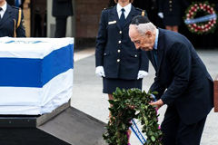 以色列总统向沙龙棺椁献花圈