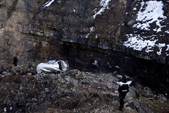 一辆面包车坠入100米深沟 12人死亡