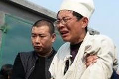 平度守地被烧死农民出殡