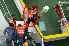 韩沉没客轮船长弃船逃亡瞬间
