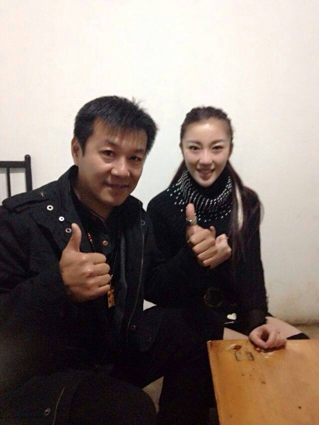 李茜、冯远征和赵岩松在昆明友情共度感恩节