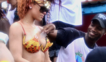 蕾哈娜回家乡参加狂欢游行 现场遭袭胸