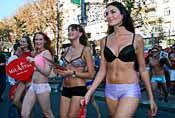 乌克兰内衣节模特裸身上街头