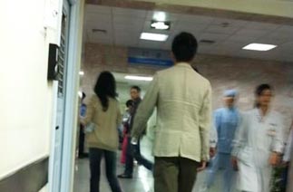 大S衣着宽松疑有孕 与汪小菲情侣装牵手就医