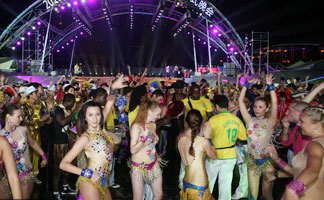 [高清]水上狂欢节 异国比基尼女郎火辣热舞