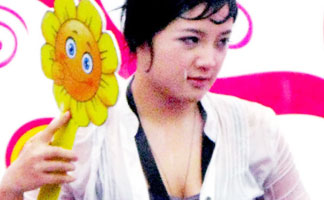 高清：相亲活动逢大雨 女嘉宾雨中相亲