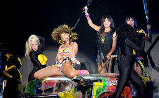 [高清]蕾哈娜英国演唱会比基尼演出服秀美腿