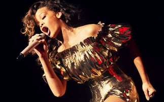 [高清]蕾哈娜献唱野性十足 引男舞伴侧目