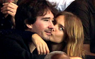 [高清]娜塔莉娅与亿万富豪公子约会 当众缠绵被拍