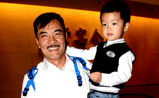 [高清]54岁刘威抱3岁儿子参加刘小锋婚礼