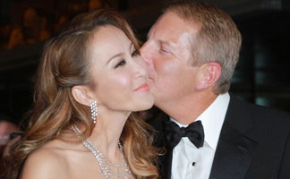 [高清]李玟携老公会媒体 夫妻恩爱现场亲吻